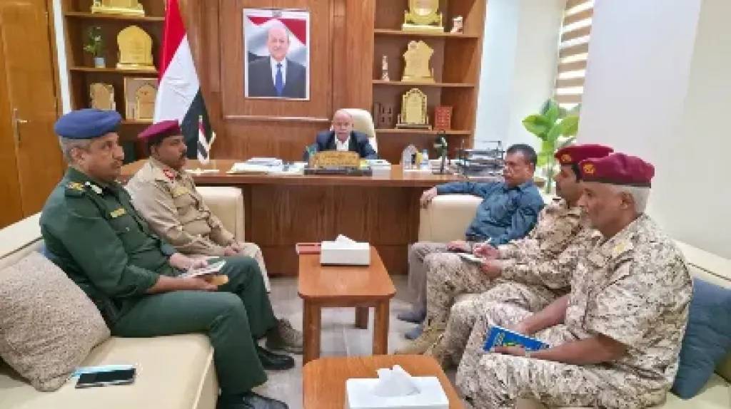 الخنبشي يوجه بتعزيز العمل الاستخباراتي الوقائي ورفع الجاهزية الأمنية في حضرموت